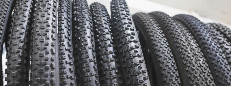 Erilaisia maastopyörän renkaita kuvattuna läheltä