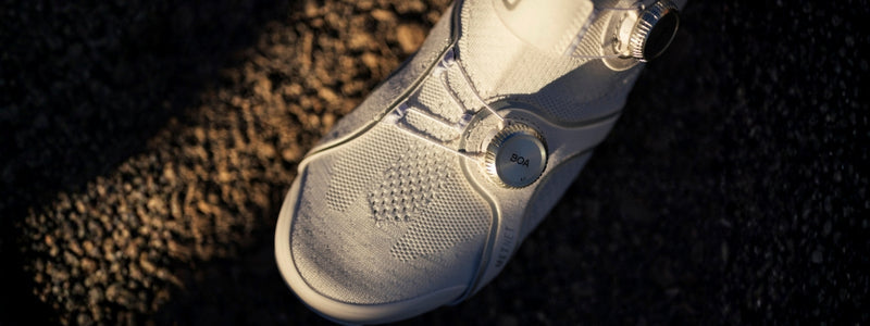 Pyöräilykenkä kuvattuna läheltä, kapeassa auringonvalossa