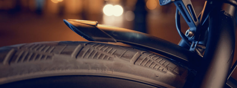 Pyörän eturenkaan lokasuoja kuvattuna läheltä