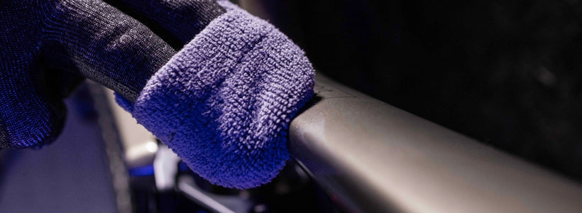 Kuvassa pyörän runkoa hierotaan mikrokuituliinalla