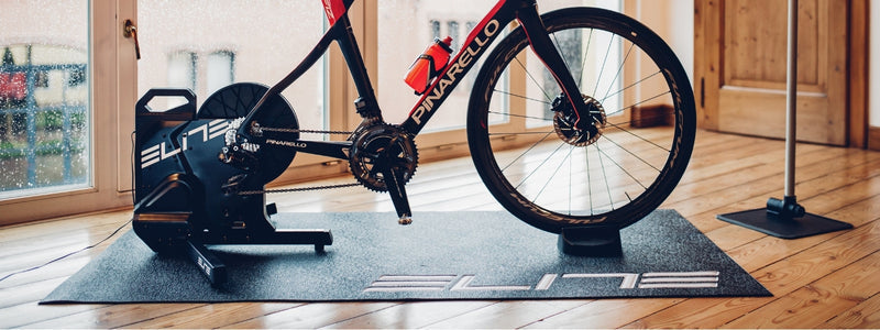 Pyörän takarenkaan tilalle on liitetty traineri. Näin pyörällä voidaan treenata sisätiloissa