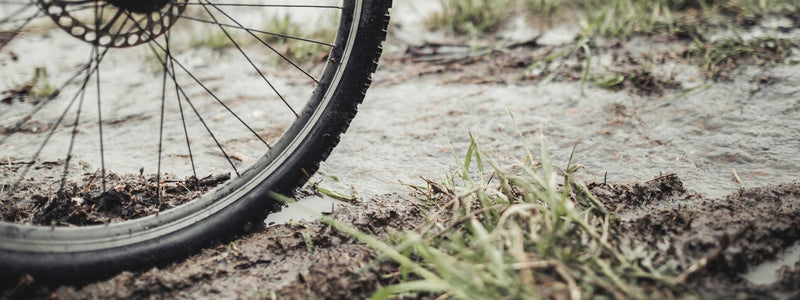 Kuva pyörän renkaasta maata kohti