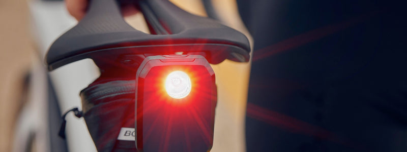 Pyörän takavalo loistaa punaisena. Se on kiinnitetty satulan taakse