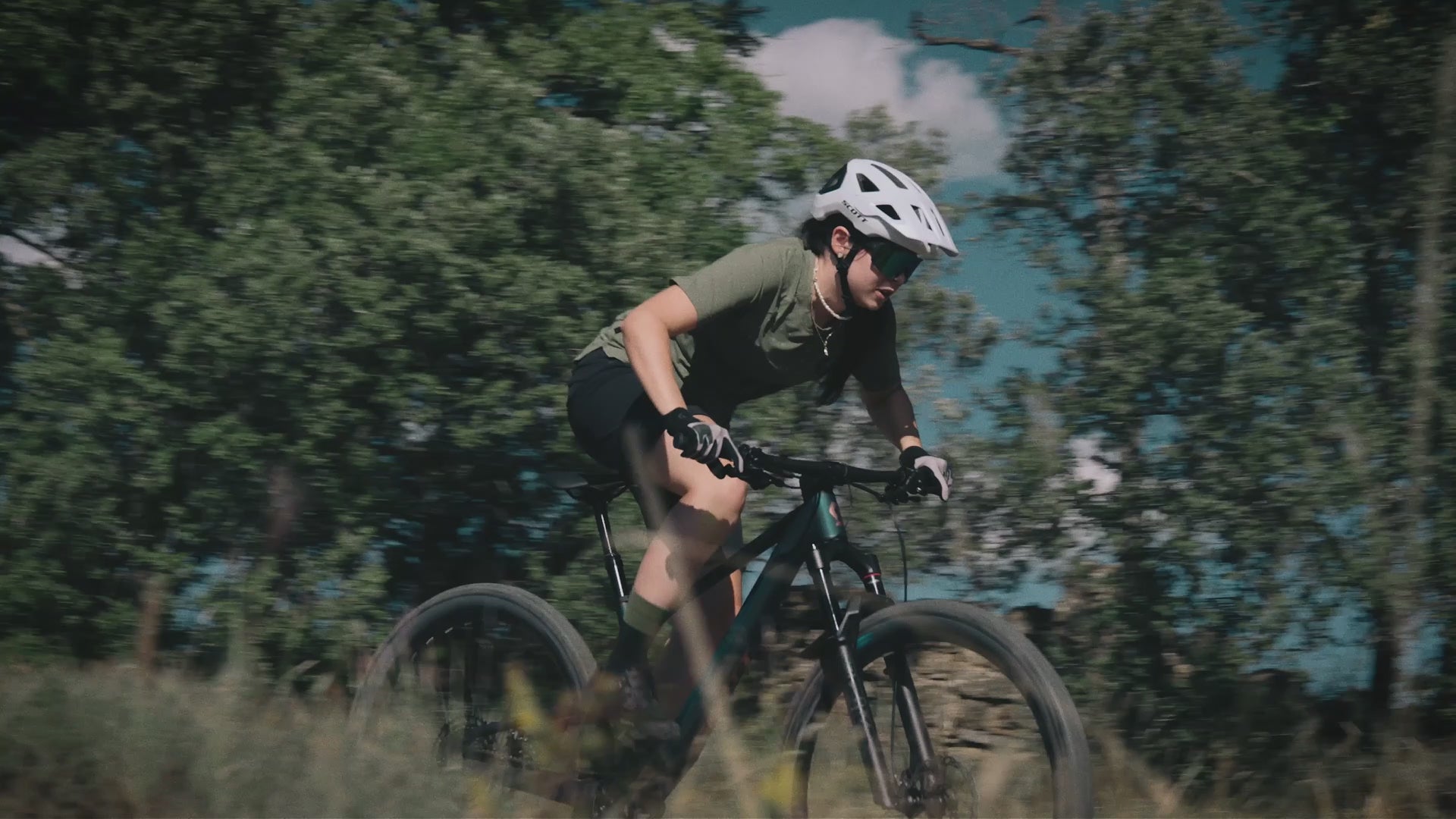 Lataa video: Videossa mies ajaa uudella Pinarello Dogma GR-gravelyörällä monipuolisissa olosuhteissa.