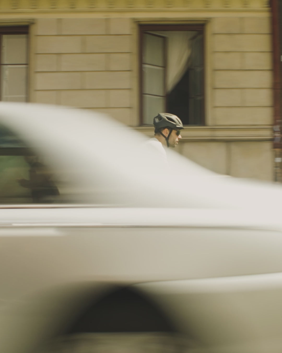 Lataa video: Videossa mies ajaa uudella Pinarello Dogma GR-gravelyörällä monipuolisissa olosuhteissa.