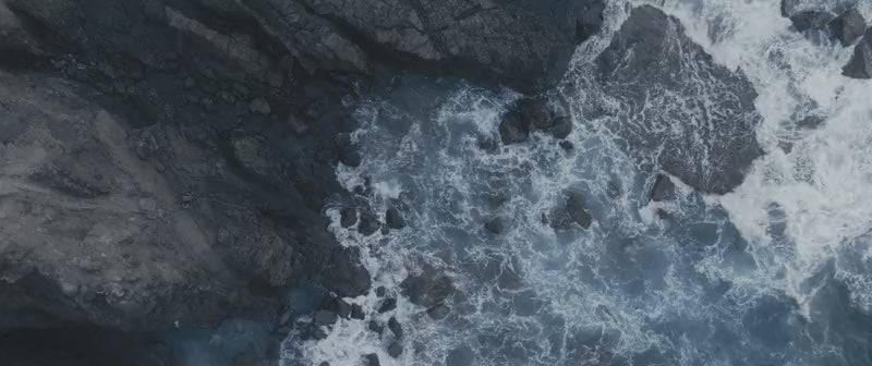 Lataa video: Videossa mies ajaa uudella Pinarello Dogma GR-gravelyörällä monipuolisissa olosuhteissa.